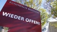 Ein rotes Schild mit der Aufschrift:"Kunsthalle Rostock - Wieder Offen!" © Screenshot 