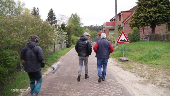 Ein Kamerateam ist unterwegs im kleinen Dorf Herzwolde. © Screenshot 