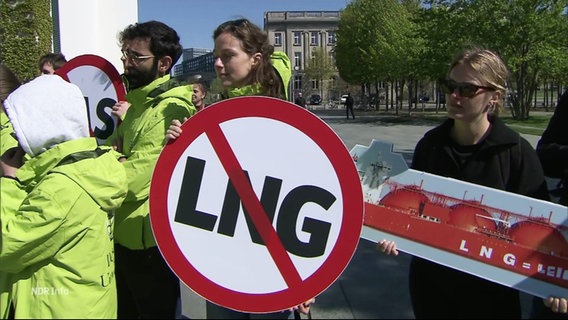 Demonstranten protestieren gegen den LNG-Standort auf Rügen. © Screenshot 