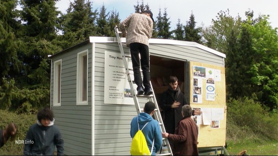 Ein TinyHouse, gebaut von Schüler:innen, gewinnt einen Lehrkräftepreis. © Screenshot 