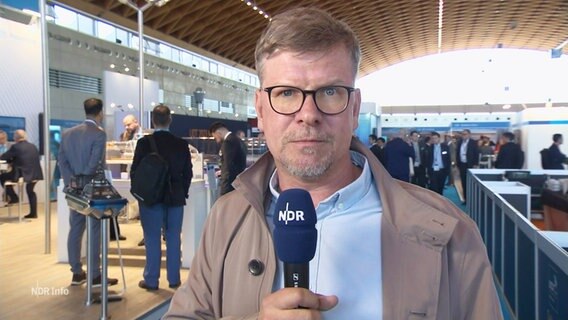 Reporter David Pilgrim auf der UDT-Militärmesse in Rostock. © Screenshot 