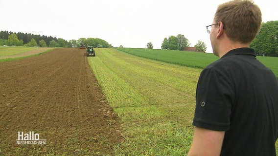 Der Landwirt und Winzer Jan Brinkmann steht vor einem Südhang. © Screenshot 