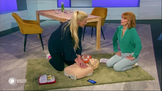 Dr. Melanie Hümmelgen demonstriert eine Herzdruckmassage an einem Dummy. © Screenshot 