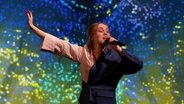 Aljosha singt beim ersten Halbfinale des ESC in Liverpool. © Screenshot 