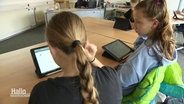 Kinder werden in einer Schule über die Nutzung mit Tablets und Smartphones aufgeklärt. © Screenshot 