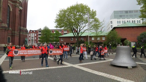 Die letzte Generation bei ihrem Bummelmarsch vor dem Michel Richtung St.Pauli © Screenshot 