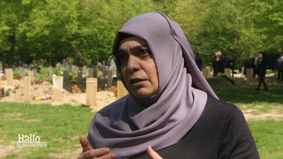 Eine Bestatterin islamischen Glaubens erklärt die Beerdigung von Muslimen. © Screenshot 