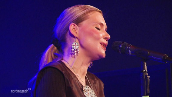Eine Sängerin singt in samischer Sprache. © Screenshot 