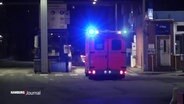 Ein Feuerwehrauto bei der Einfahrt in ein Werk der Firma Aurubis. © Screenshot 