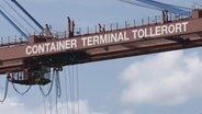 Ein Kran über dem Containerterminal "Tollerort" im Hamburger Hafen. © Screenshot 