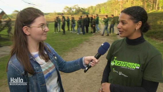 Eine Reporterin interviewt die Vorsitzende einer Landjungendgruppe in Niedersachsen zu deren Plänen für die 72-Stunden-Aktion. © Screenshot 