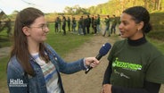 Eine Reporterin interviewt die Vorsitzende einer Landjungendgruppe in Niedersachsen zu deren Plänen für die 72-Stunden-Aktion. © Screenshot 