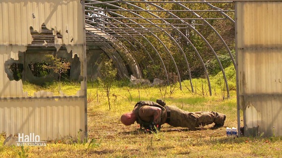 Ein Soldat ertüchtigt sich auf dem Gelände einer alten Gärtnerei. © Screenshot 