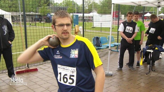 Dustin Witthöfft nimmt als Kugelstoßer an den Special Olympics in Braunschweig teil. © Screenshot 