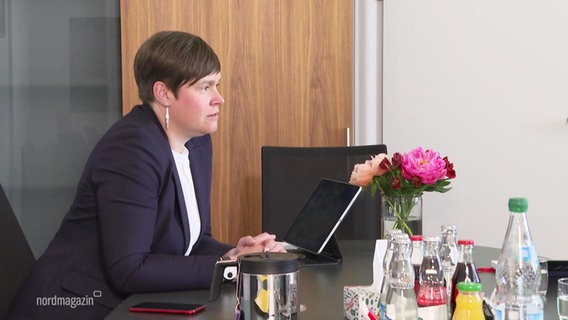 Die neue Oberbürgermeisterin im Rathaus von Rostock, Eva-Maria Kröger, zieht ein erstes Fazit ihrer Amtszeit. © Screenshot 