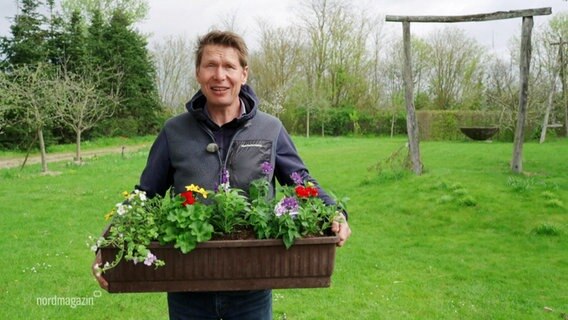 Gärtner Rasch testet verschiedene Blumenkästen. © Screenshot 