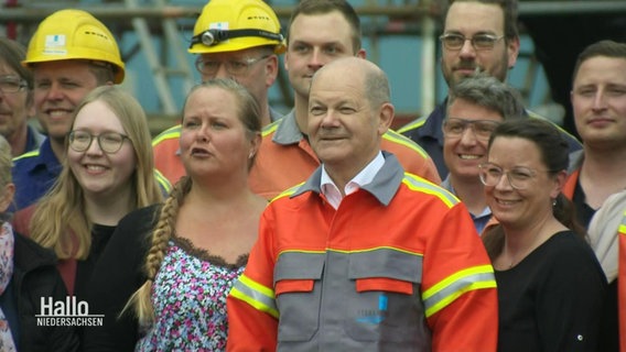 Olaf Scholz posiert für ein Foto mit Mitarbeitern des Unternehmens Steelwind. © Screenshot 