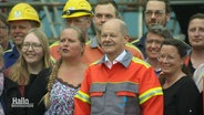 Olaf Scholz posiert für ein Foto mit Mitarbeitern des Unternehmens Steelwind. © Screenshot 