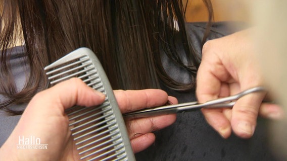 Einer Frau werden die Haare geschnitten. © Screenshot 