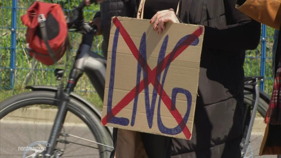 Ein Schild mit mit den durchkreuzten Buchstaben LNG. © Screenshot 