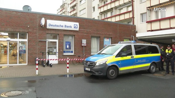 Ein Polizeiauto steht vor einer Filiale der Deitschen Bank. © Screenshot 