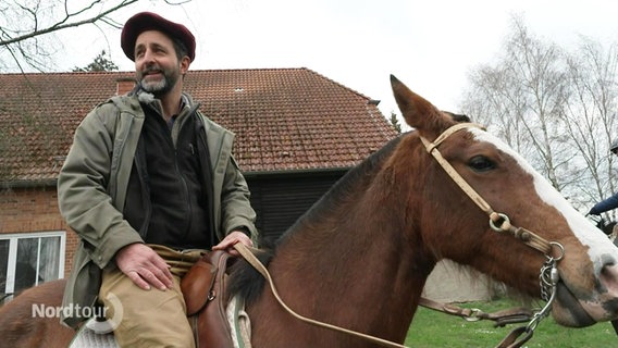 Amancio Mendiondo sitzt auf einem Pferd. © Screenshot 