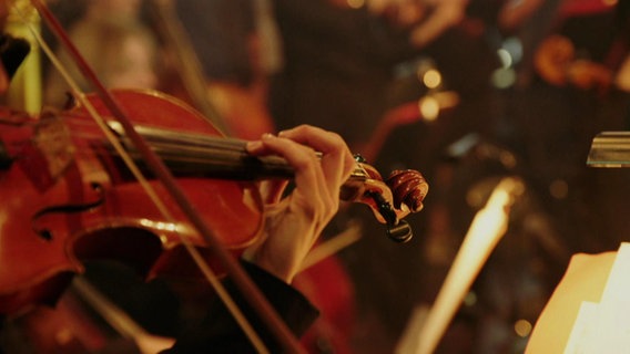Eine Frau spielt die Geige. © Screenshot 