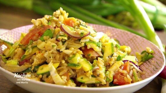 Das Indonesische Gericht Nasi Goreng, angerichtet in einer Schale. © Screenshot 