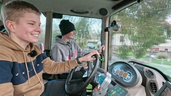 Die Trecker-Checker Joris und Jasper bei der Fahrt in einem Trecker. © Screenshot 