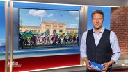 Moderator Arne-Torben Voigts steht im Studio. © Screenshot 