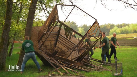 Jugendliche zerstören eine alte Schutzhütte. © Screenshot 