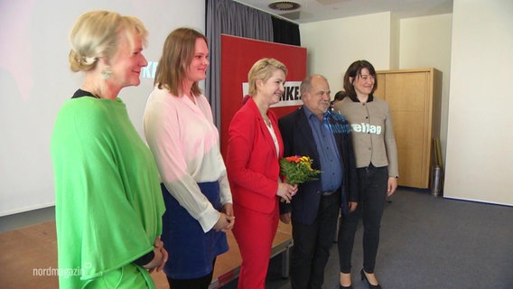 Manuela Schwesig mit Mitgliedern der Partei die Linke. © Screenshot 