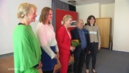 Manuela Schwesig mit Mitgliedern der Partei die Linke. © Screenshot 