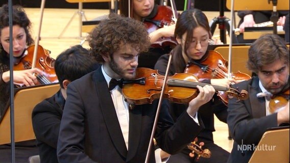 Emmanuel Tjeknavorian spielt Geige beim Eröffnungskonzert der Festspiele Mecklenburg-Vorpommern 2022. © Screenshot 