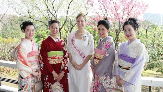 Fünf Frauen in festlicher Kleidung stehen nebeneinander. © Screenshot 