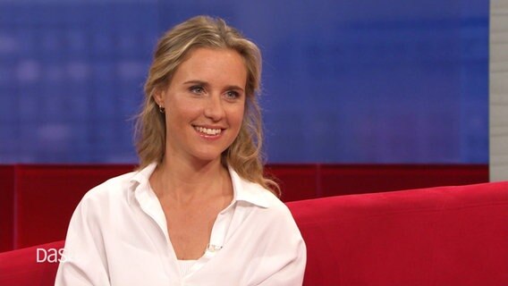 Journalistin Franziska Grillmeier auf dem Roten Sofa bei DAS! © Screenshot 