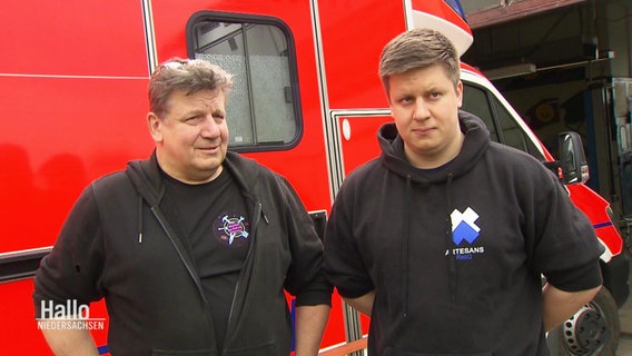 Maxim und Peter Dohrmann stehen vor dem von ihnen umgebauten Notfall-Krankenwagen für die Ukraine. © Screenshot 