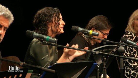 Türkisch- und deutschstämmige Musiker musizieren gemeinsam auf einer Bühne. © Screenshot 