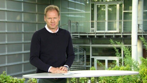 Thilo Tautz moderiert das Nordmagazin, heute mal von draußen. © Screenshot 