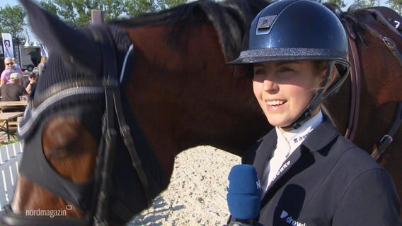 Springreiterin Christin Wascher aus Redefin mit ihrem Pferd Quincy. © Screenshot 