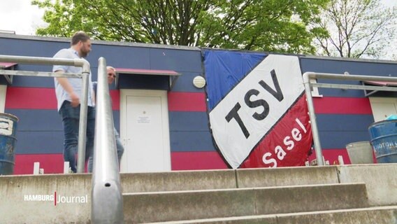 Das Vereinswappen des TSV Sasel auf dem Vereinsheim. © Screenshot 