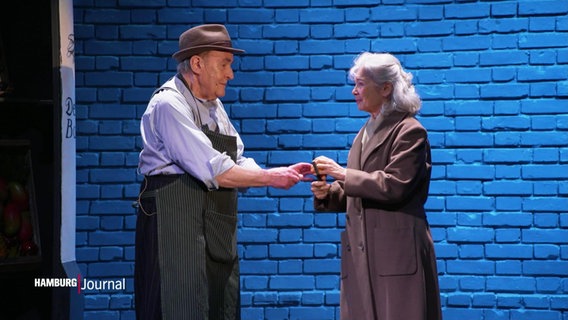 Ein Mann und eine Frau spielen Theater auf einer Bühne. © Screenshot 