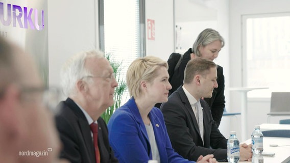 Mecklenburg-Vorpommerns Ministerpräsidentin Manuela Schwesig sitzt in einem Besprechungsraum mit mehreren Personen an einem Tisch. © Screenshot 