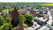 Blick aus der Vogelperspektive auf ein Dorf. © Screenshot 