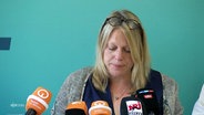 Die Bremer Spitzenkandidatin der Grünen, Maike Schaefer, blickt bei einer Pressekonferenz zu Boden. © Screenshot 