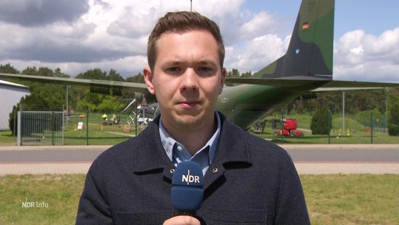 Reporter Johannes Koch berichtet vom Übungsplatz der Luftwaffe. © Screenshot 