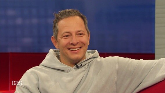 Schauspieler Trystan Pütter zu Gast auf dem Roten Sofa © Screenshot 