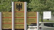 Schilder am Bundeswehr-Standort in Hagenow © Screenshot 