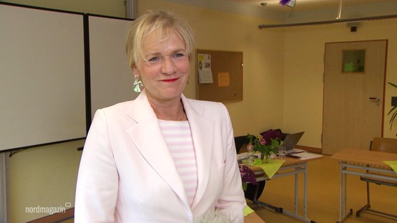 Die Bildungsministerin Oldenburg in einem Klassenraum. © Screenshot 