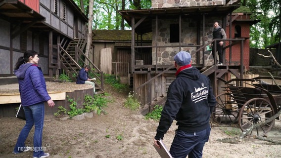 Four people rehearsing for the Müritz Saga.  ©Screenshot 